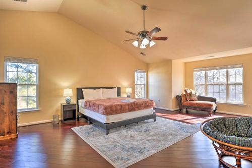 Ένα ή περισσότερα κρεβάτια σε δωμάτιο στο Spacious Family Home 16 Mi to Downtown Baltimore!