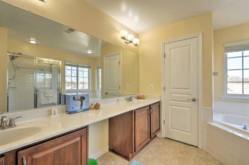 Ένα μπάνιο στο Spacious Family Home 16 Mi to Downtown Baltimore!
