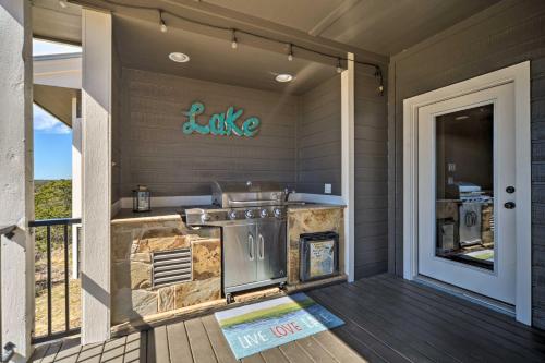 Φωτογραφία από το άλμπουμ του Luxe Canyon Lake Home with Gorgeous Lake Views! σε Canyon Lake