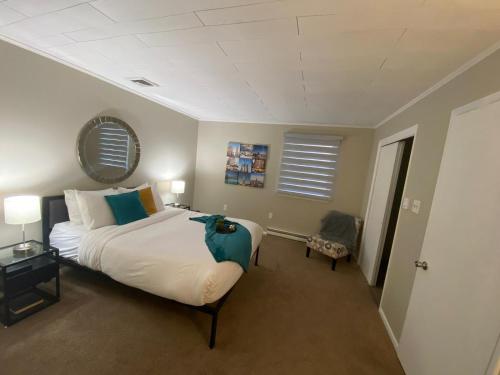A Modern Apt close to downtownにあるベッド