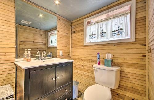 un baño con inodoro y lavabo en Porch and Deck Cliff View Haven Rocky Mount Gem, en Rocky Mount