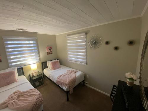 A Modern Apt close to downtownにあるベッド