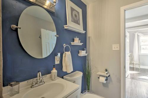 A bathroom at Highlands Cottage Upscale Getaway with Yard!