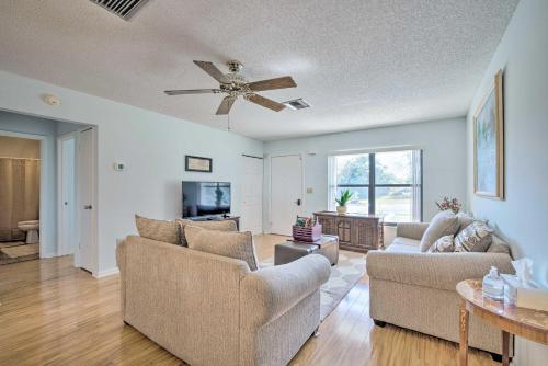 Televisyen dan/atau pusat hiburan di Marion Oaks Home Less Than 20 Mi to Equestrian Center