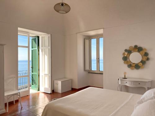 a bedroom with a bed and a view of the ocean at Dipintodiblù in Meta