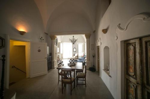 ガリポリにある4 Balconi House-San Gregorio palazzo unico vista mareのキッチン、ダイニングルーム(テーブル、椅子付)