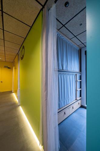 a room with a white curtain and a window at Dpaso hostel in Chantada