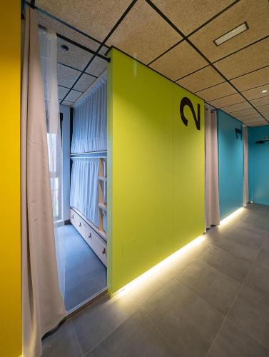 an empty room with a green wall and a closet at Dpaso hostel in Chantada