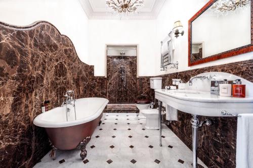 Hotel Locarno Image
