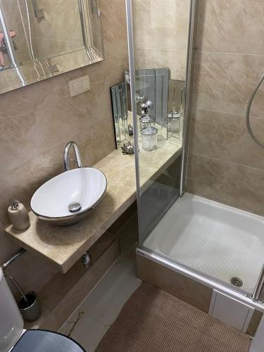 a bathroom with a sink and a shower at Glamour Apartment przy plaży, z parkingiem prywatnym in Sopot