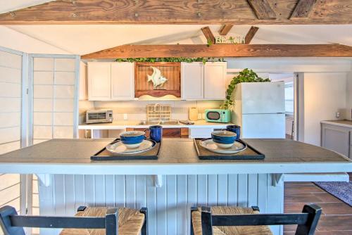 Η κουζίνα ή μικρή κουζίνα στο Waterfront Gun Barrel City Cottage with Views!
