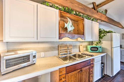 Η κουζίνα ή μικρή κουζίνα στο Waterfront Gun Barrel City Cottage with Views!