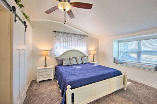 Ένα ή περισσότερα κρεβάτια σε δωμάτιο στο Waterfront Gun Barrel City Cottage with Views!