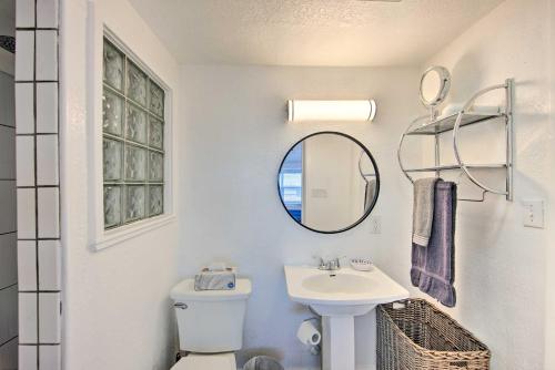 Ένα μπάνιο στο Waterfront Gun Barrel City Cottage with Views!