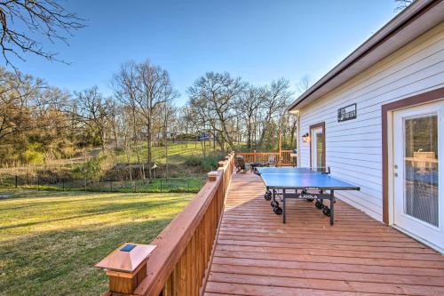 Fotografie z fotogalerie ubytování Walk to Cedar Creek Lake Home with Deck in Malakoff v destinaci Malakoff