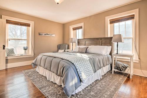 Ein Bett oder Betten in einem Zimmer der Unterkunft Pet-Friendly Home Grill and Fire Pit in Manhattan