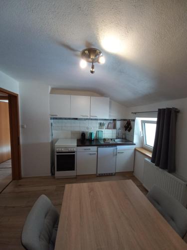 kuchnia ze stołem i wentylatorem sufitowym w obiekcie Appartement Müllner w mieście Kirchdorf in Tirol