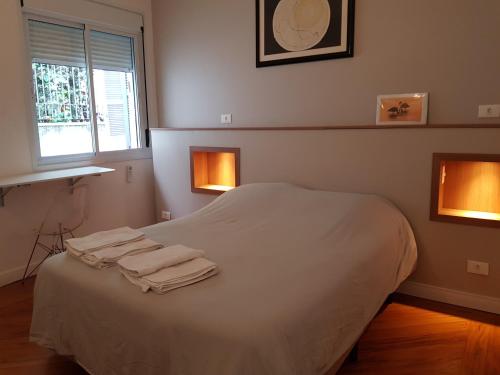 um quarto com uma cama com duas toalhas em Casa Saint Hilaire em São Paulo