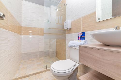 um banheiro com vaso sanitário e pia em Ayenda Hospedaje WIV em Cúcuta