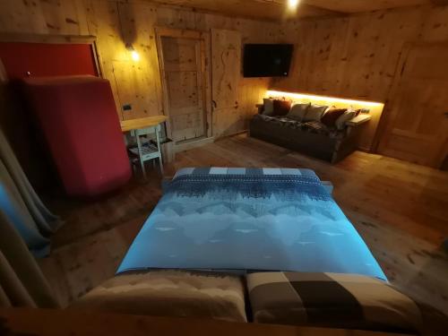 a living room with a bed and a couch at AL BAIT DA LUCIA Bormio in Bormio