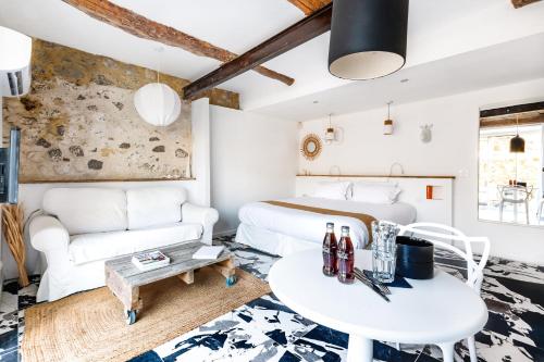 a living room with a bed and a table at DODO etc in Nyons