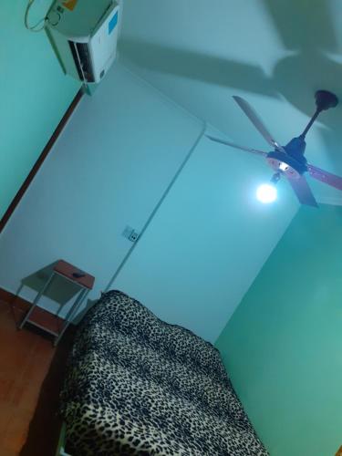 um quarto com uma mesa de vidro com um avião de brinquedo em Habitaciones Daniel em Termas de Rio Hondo
