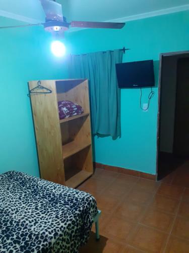 Habitación con cama y pared azul en Habitaciones Daniel en Termas de Río Hondo
