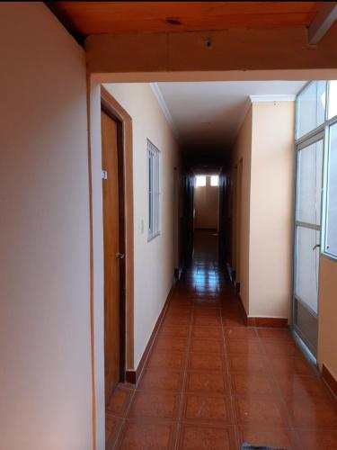 korytarz pustego pokoju z długim korytarzem w obiekcie Habitaciones Daniel w mieście Termas de Río Hondo