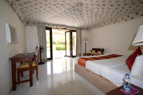 sypialnia z łóżkiem, stołem i biurkiem w obiekcie Sultan Bagh Resort by The Sky Imperial w mieście Sawai Madhopur