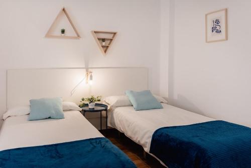 Giường trong phòng chung tại Apartamentos FV Flats Valencia - Mestalla 7