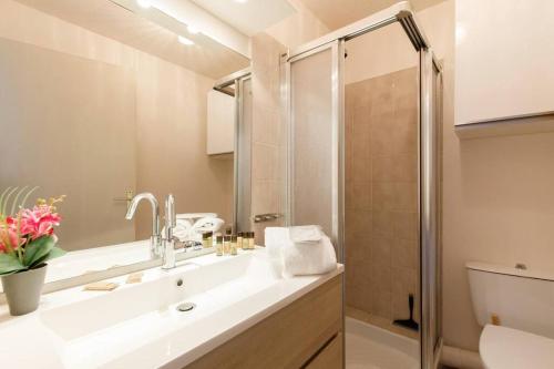 une salle de bain avec un lavabo et une douche dans l'établissement Palme d'Or YourHostHelper, à Mandelieu-la-Napoule