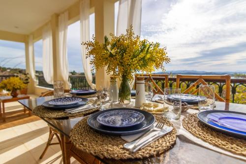 Fotografia z galérie ubytovania House with amazing ocean view and patio - pool v destinácii Porto Heli