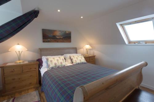 מיטה או מיטות בחדר ב-Tidal Cottage On The Shore Isle of Skye