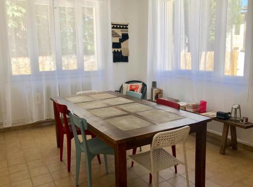 a dining room table and chairs in a room at Jolie maison de village 15min St Emilion in Lamothe-Montravel