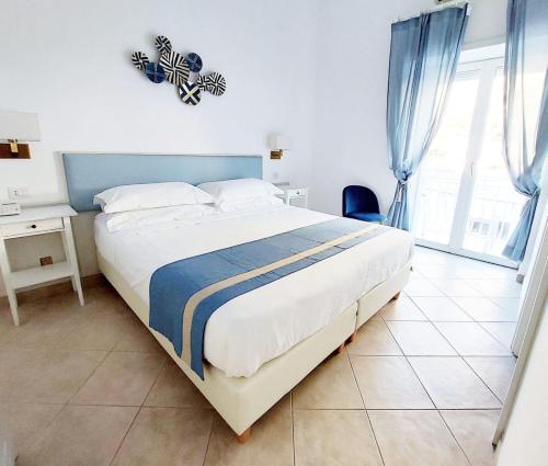 Un dormitorio con una cama grande y una ventana en Hotel Guarracino en Capri