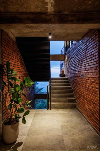 a brick hallway with stairs and a potted plant at Vantage hills Haputale in Haputale