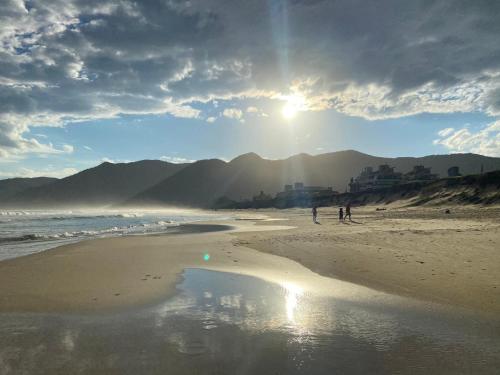 Uma praia em ou perto da casa de férias