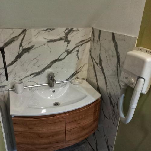 baño con lavabo y pared de mármol en Старата Лоза en Montana