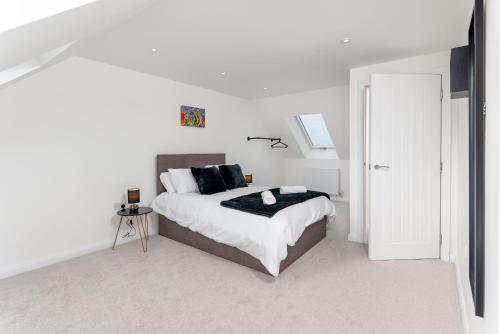 Postel nebo postele na pokoji v ubytování Air Host and Stay - Brand new 3 bedroom house sleeps 7 minutes from LFC and city centre ref27