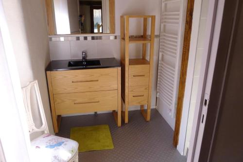 eine kleine Küche mit Spüle und Spiegel in der Unterkunft Maison spacieuse à Saint-André-de-Valborgne avec jardin 120 m² in Saint-André-de-Valborgne