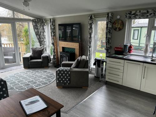 Gallery image of Beautiful and Tranquil Lakeside Lodge - Sleeps 5 in Northampton