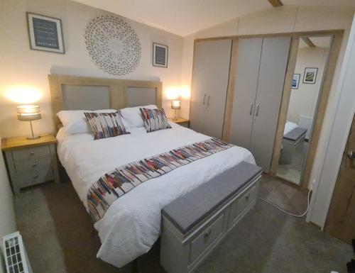 um quarto com uma cama grande e uma casa de banho em Casa Oliphaunt em Kent