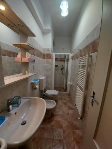 La salle de bains est pourvue d'un lavabo et de 2 toilettes. dans l'établissement Appartamentino Nadia, à Monterosso al Mare