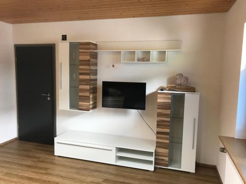 sala de estar con TV en la pared en Wenzels Ferienwohnung im Südschwarzwald, en Stühlingen