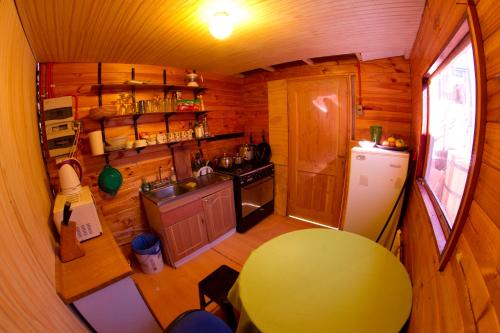 Hostal El Pichon في فاريلون: إطلالة علوية على مطبخ في منزل صغير