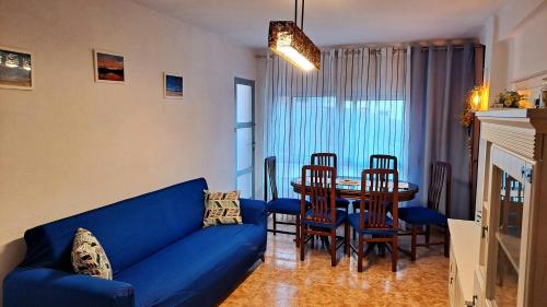 バレンシアにあるCasa de Mariaのリビングルーム(青いソファ、テーブル付)
