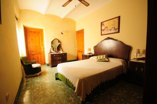 ペララーダにあるCan Goriのベッドルーム1室(ベッド1台、椅子、鏡付)