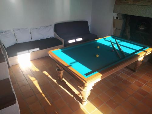 un salon avec une table de billard et un canapé dans l'établissement Maison à moins de 10 mn du Puy du Fou, à La Verrie