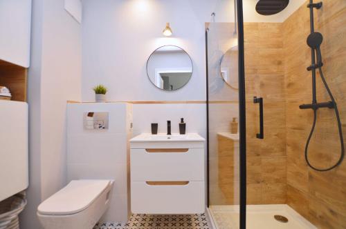 Et badeværelse på Nowoczesne Apartamenty 3city w Gdańsku z Parkingiem by Noclegi Renters