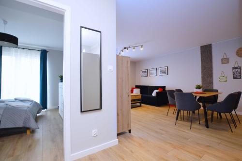 - une chambre et un salon avec un lit et une table dans l'établissement Beach&Sea&Sun Apartments, à Gdańsk